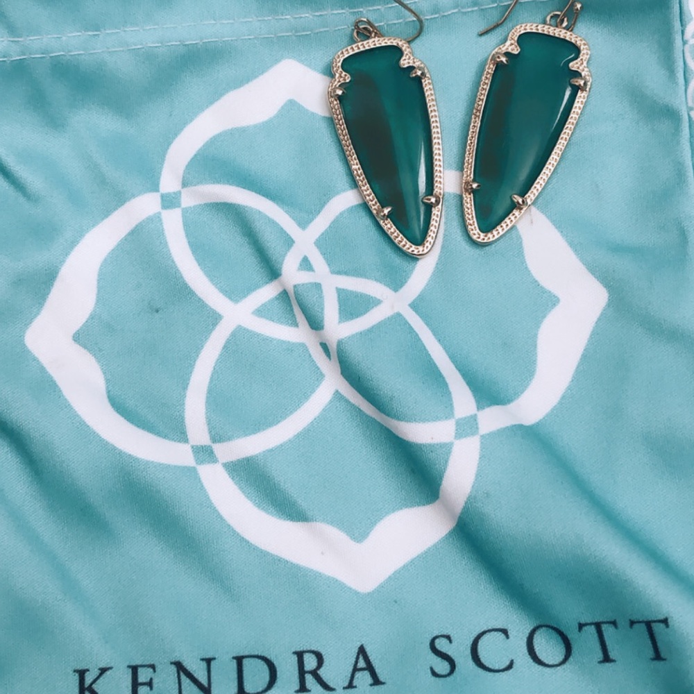 Green Kendra Scott arrow earrings!